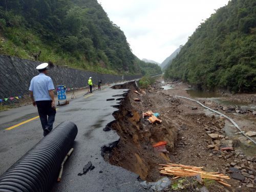 臺(tái)風(fēng)過(guò)后，遭到破壞的路面、橋面如何快速搶修~